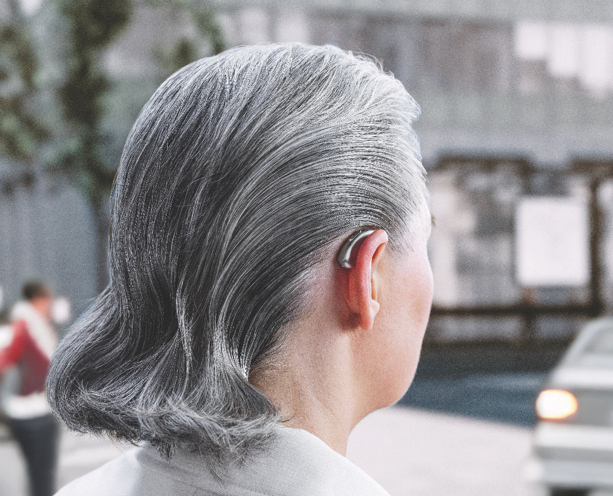 Phonak Audéo Infinio Ultra – Frau trägt Hörgerät, Aufnahme von hinten am Ohr