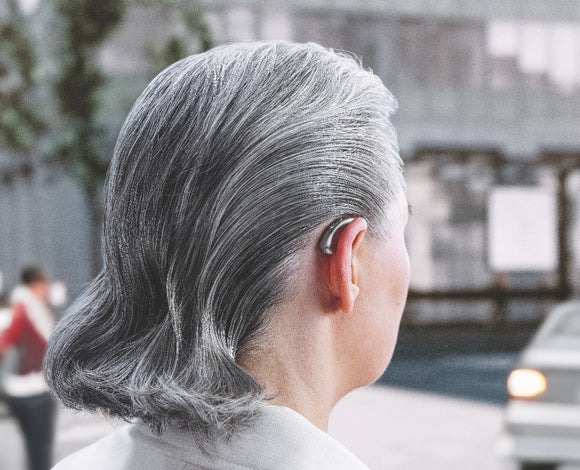 Phonak Audéo Infinio Ultra – Frau trägt Hörgerät, Aufnahme von hinten am Ohr